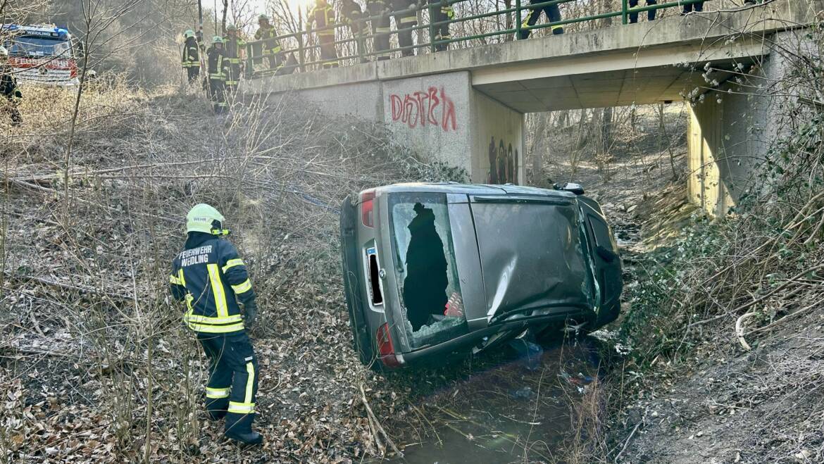 Technischer Einsatz – PKW in Graben