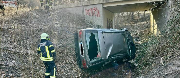 Technischer Einsatz – PKW in Graben