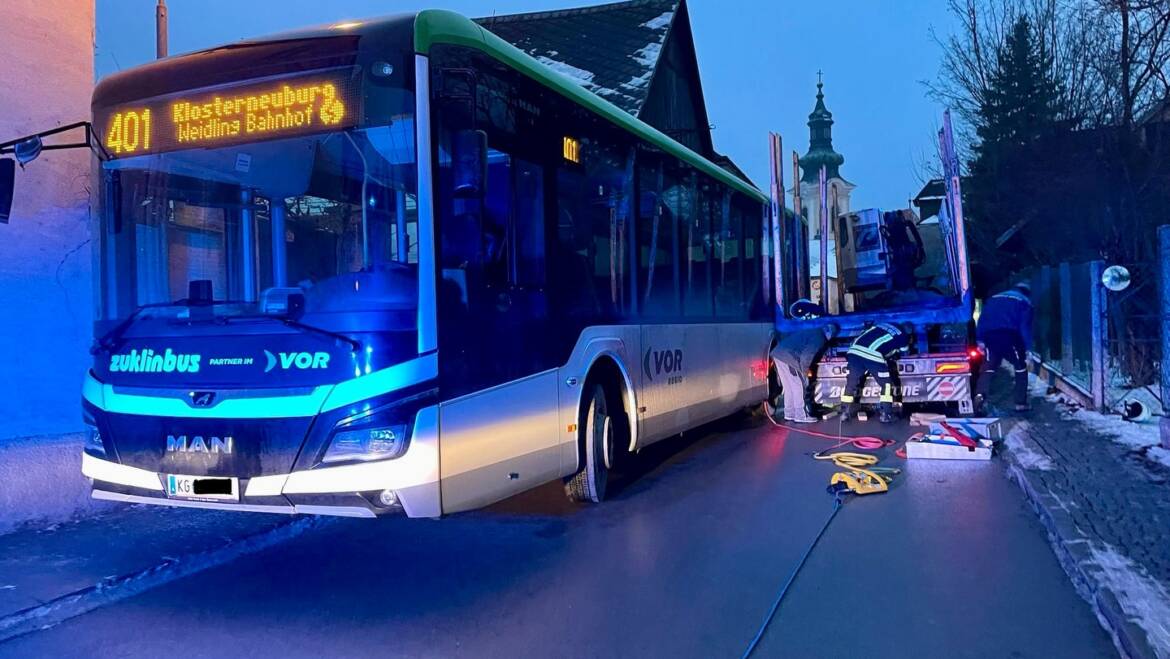 Bus und LKW verkeilt