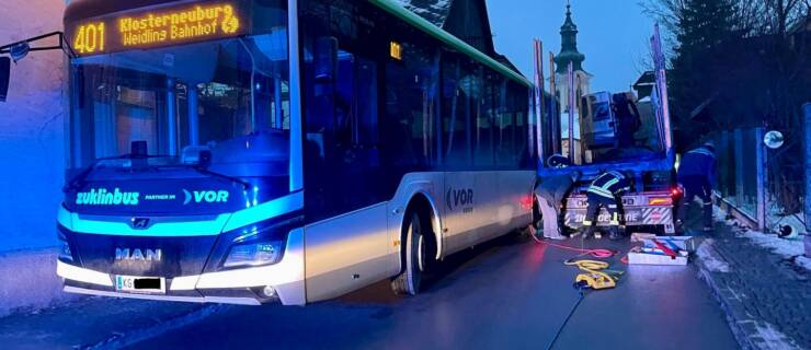 Bus und LKW verkeilt