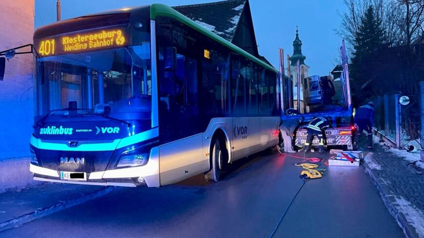 Bus und LKW verkeilt